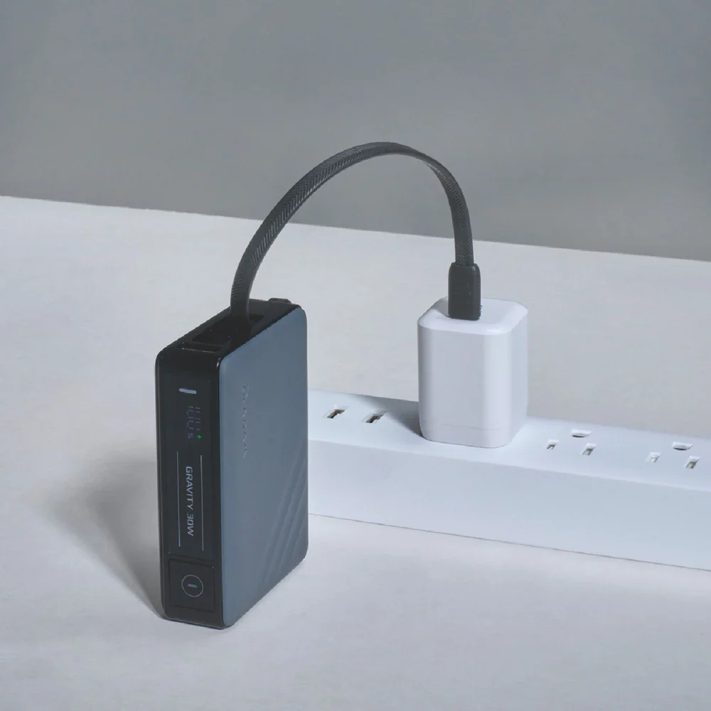Batería magnética Adam Elements GRAVITY - 10,000mAh 30W con cable USB-C integrado - Gris - Image 6